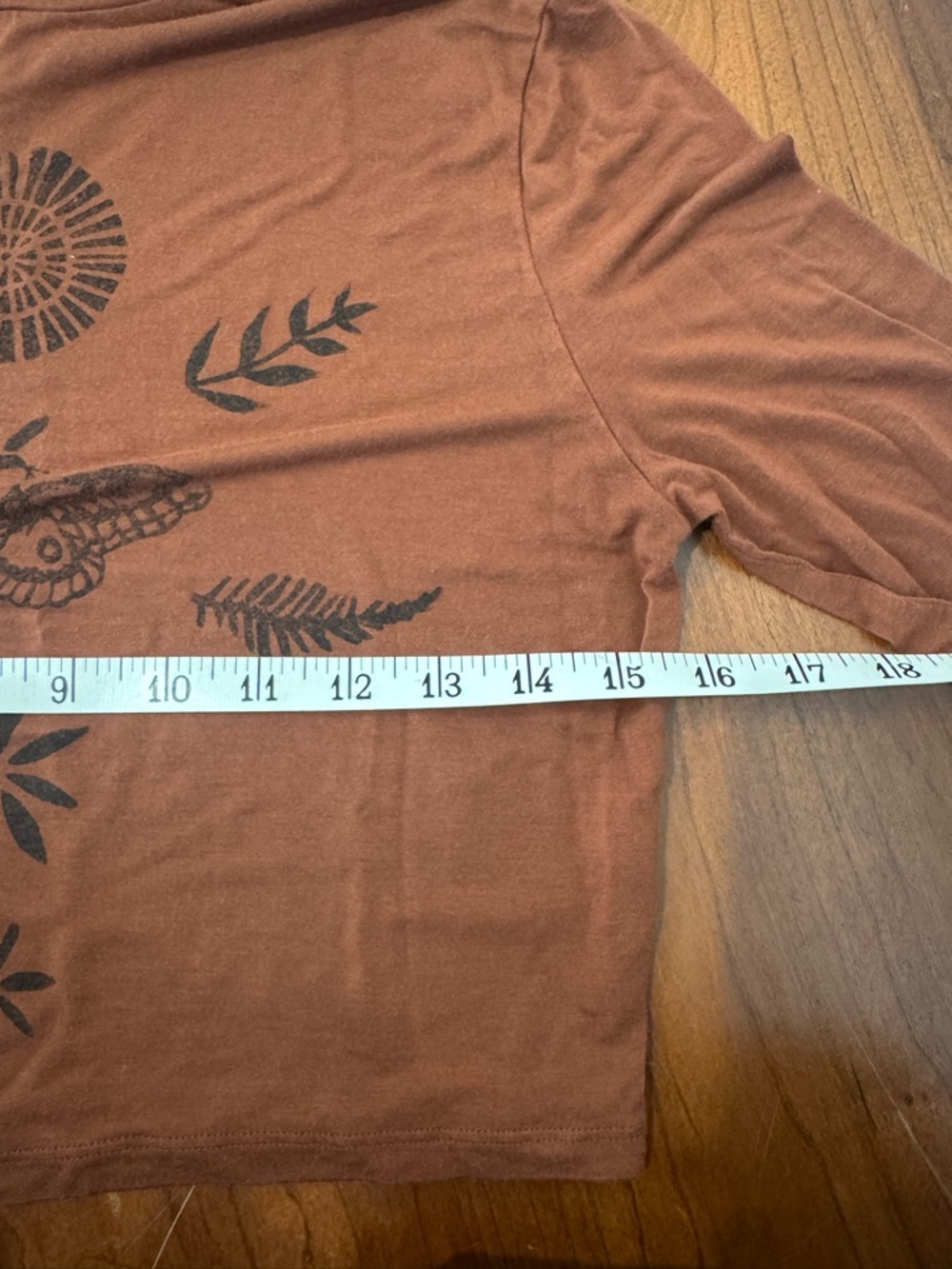 Hand Printed | AKIRA Rust Brown Long Sleeve Graphic Turtleneck Crop Top | Size M - Picture 6 of 7